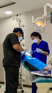 دکتر هومن نوایی در حال جراحی ایمپلنت